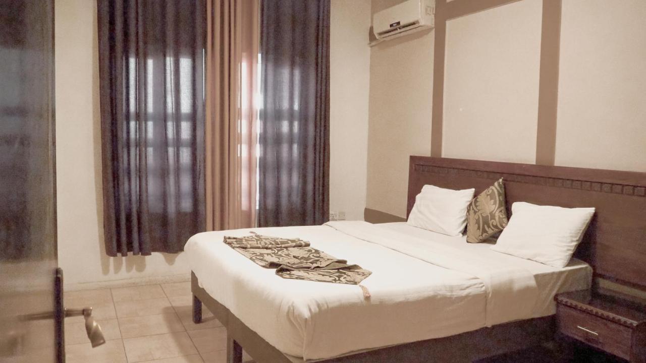 Al Fawanes Hotel Apartments Amman Exterior photo